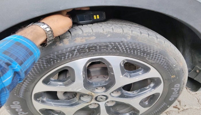 2017 Renault Captur RXT DIESEL DUAL TONE, Diesel, Manual, 1,12,077 km, tyre