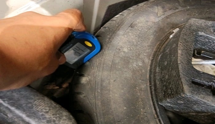 2013 Volkswagen Vento HIGHLINE DIESEL 1.6, Diesel, Manual, 1,94,317 km, tyre