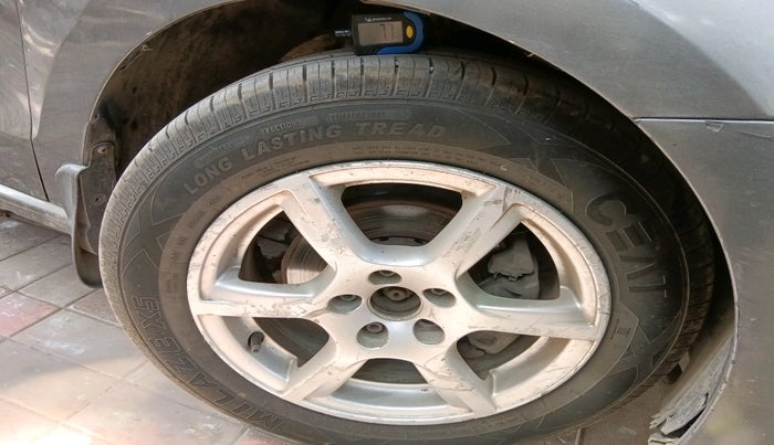 2013 Volkswagen Vento HIGHLINE DIESEL 1.6, Diesel, Manual, 1,94,317 km, tyre