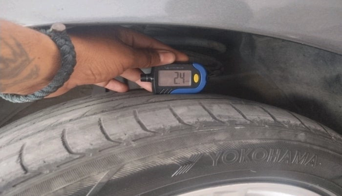 2013 Toyota Camry HYBRID, Hybrid, Automatic, 1,72,623 km, tyre