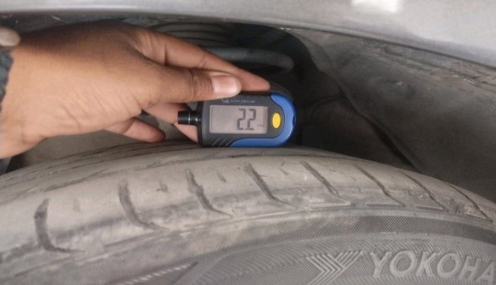 2013 Toyota Camry HYBRID, Hybrid, Automatic, 1,72,623 km, tyre