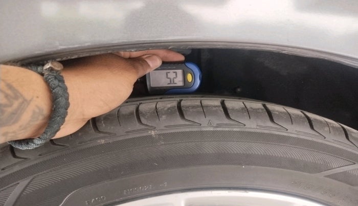 2013 Toyota Camry HYBRID, Hybrid, Automatic, 1,72,623 km, tyre