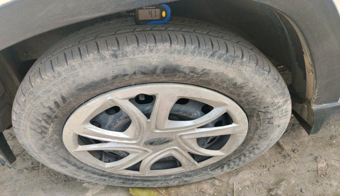 2016 Mahindra Kuv100 K6 6 STR, Petrol, Manual, 25,698 km, tyre