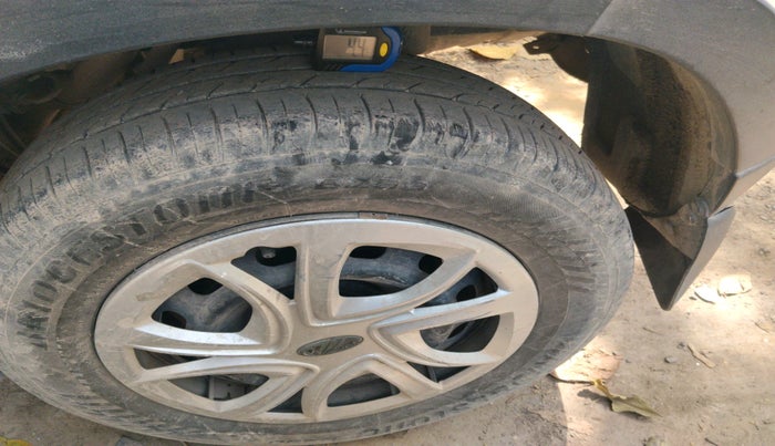 2016 Mahindra Kuv100 K6 6 STR, Petrol, Manual, 25,698 km, tyre