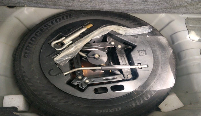 2016 Mahindra Kuv100 K6 6 STR, Petrol, Manual, 25,698 km, tyre