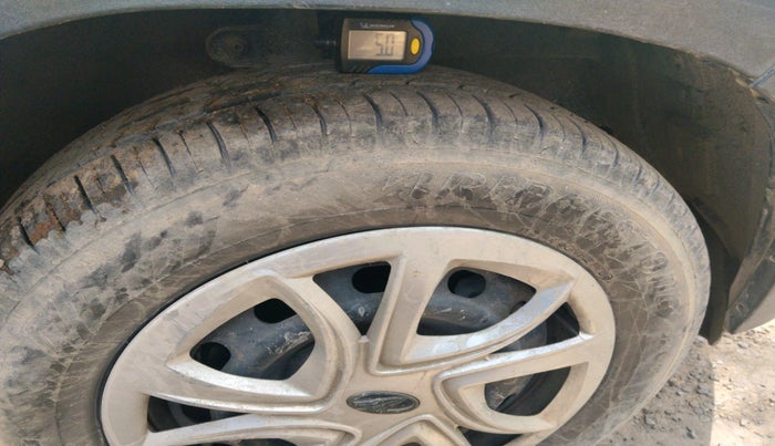 2016 Mahindra Kuv100 K6 6 STR, Petrol, Manual, 25,698 km, tyre