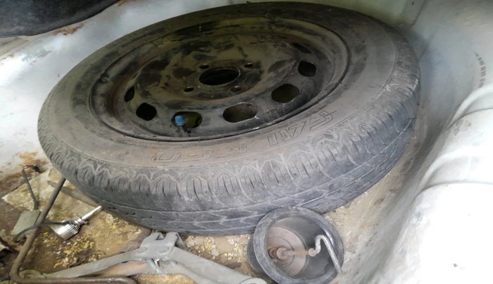 2011 Ford Fiesta Classic LXI 1.4 DIESEL, Diesel, Manual, 1,05,623 km, tyre