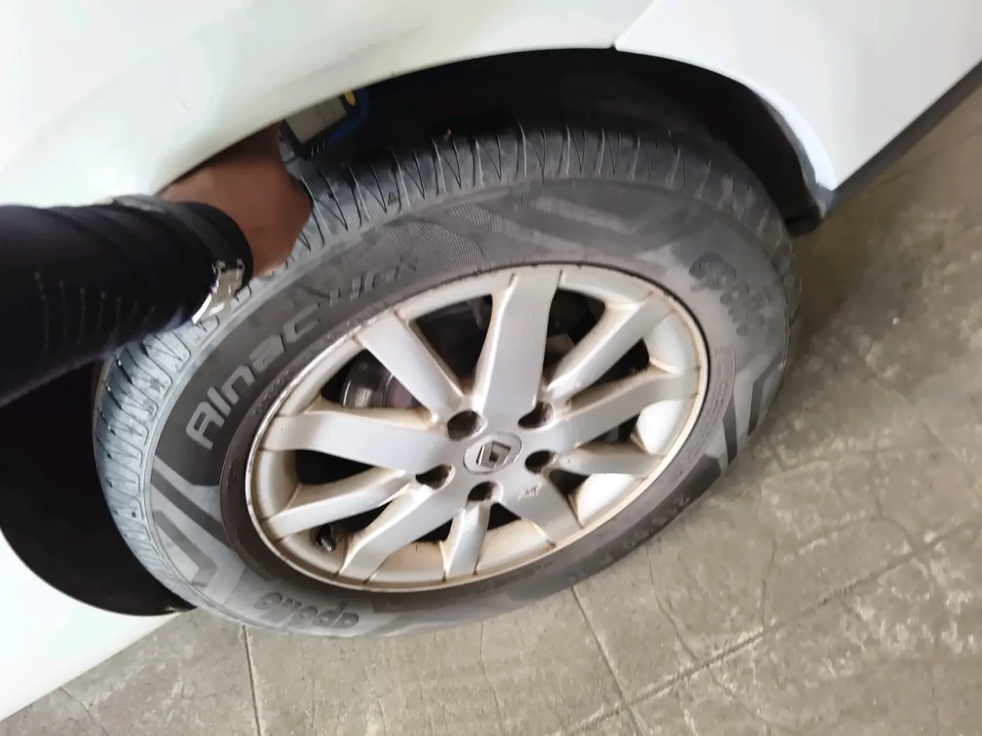 2011 Renault Fluence 2.0 E4 AT, Petrol, Automatic, 86,086 km, tyre