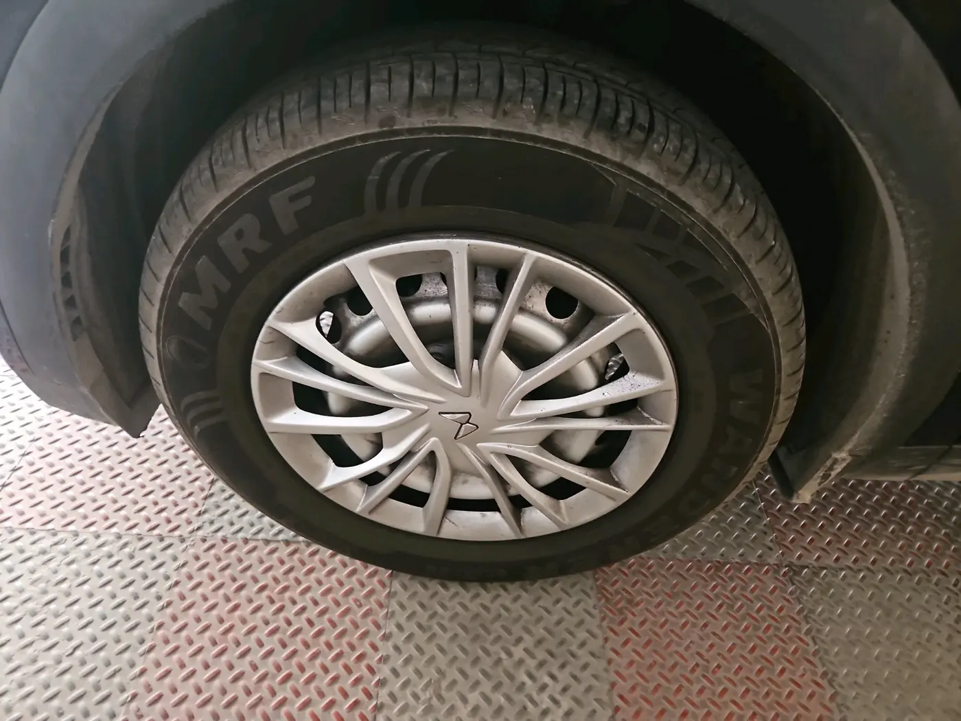 2022 Mahindra XUV700 MX P MT 5 STR, Petrol, Manual, 9,696 km, tyre