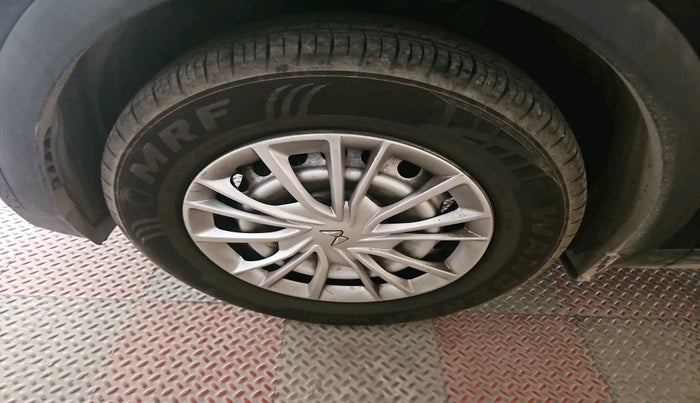 2022 Mahindra XUV700 MX P MT 5 STR, Petrol, Manual, 9,696 km, tyre