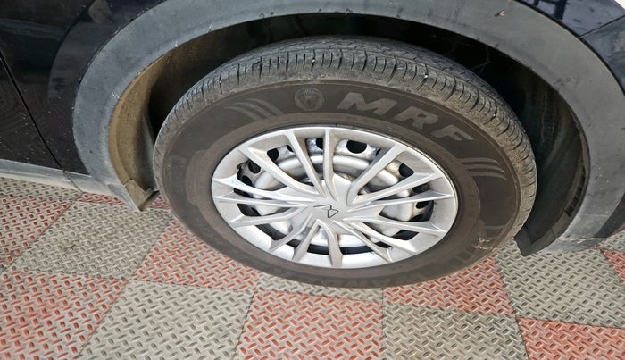 2022 Mahindra XUV700 MX P MT 5 STR, Petrol, Manual, 9,696 km, tyre