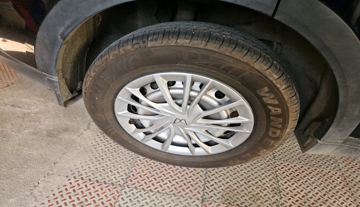 2022 Mahindra XUV700 MX P MT 5 STR, Petrol, Manual, 9,696 km, tyre