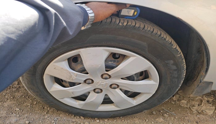 2015 Honda Mobilio 1.5L I-VTEC S, Petrol, Manual, 1,08,822 km, tyre