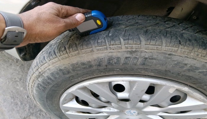 2017 Maruti Dzire LXI, Petrol, Manual, 59,672 km, tyre