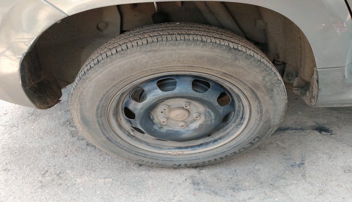 2014 Nissan Terrano XL (D), Diesel, Manual, 1,11,982 km, tyre