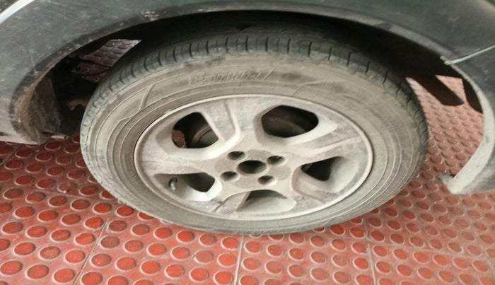 2015 Renault Lodgy 110 PS RXZ STEPWAY 7 STR, Diesel, Manual, 1,56,891 km, tyre