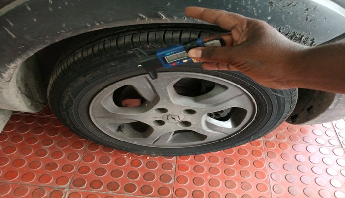 2015 Renault Lodgy 110 PS RXZ STEPWAY 7 STR, Diesel, Manual, 1,56,891 km, tyre