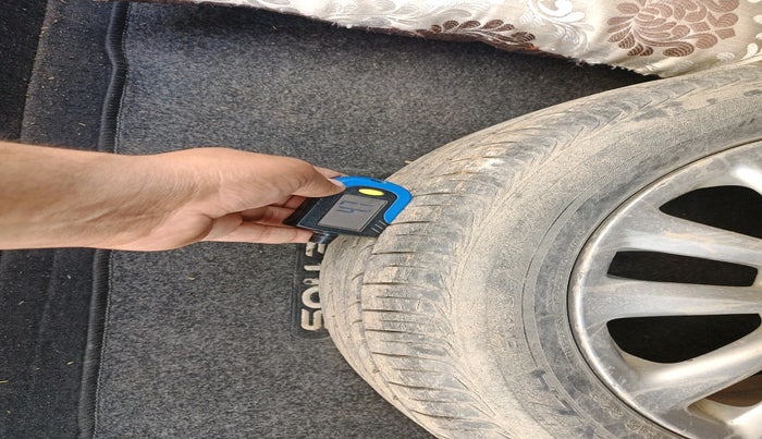 2011 Toyota Etios V, Petrol, Manual, 35,586 km, tyre