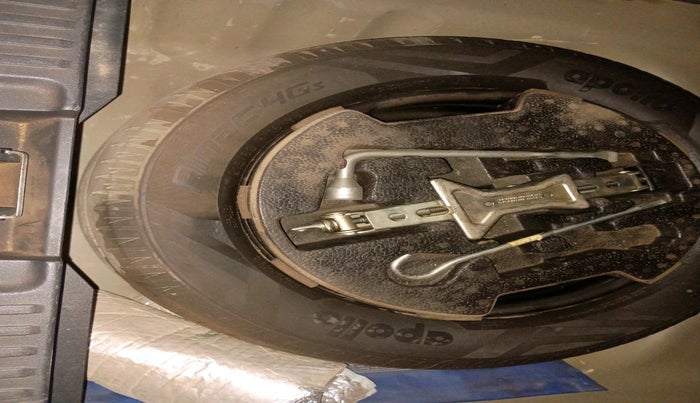 2016 Maruti Vitara Brezza ZDI PLUS, Diesel, Manual, 1,29,623 km, tyre