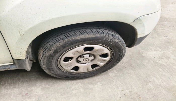 2014 Renault Duster RXL PETROL, CNG, Manual, 80,138 km, tyre