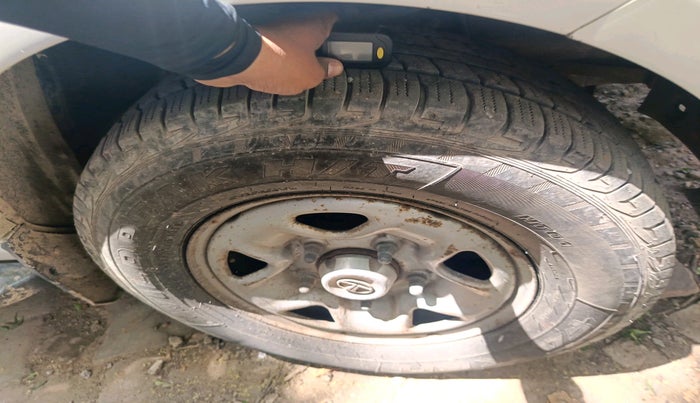 2015 Tata Safari Storme 2.2 EX 4X2, Diesel, Manual, 1,08,829 km, tyre