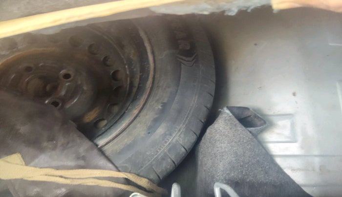 2016 Honda Brio VX MT, Petrol, Manual, 1,23,306 km, tyre