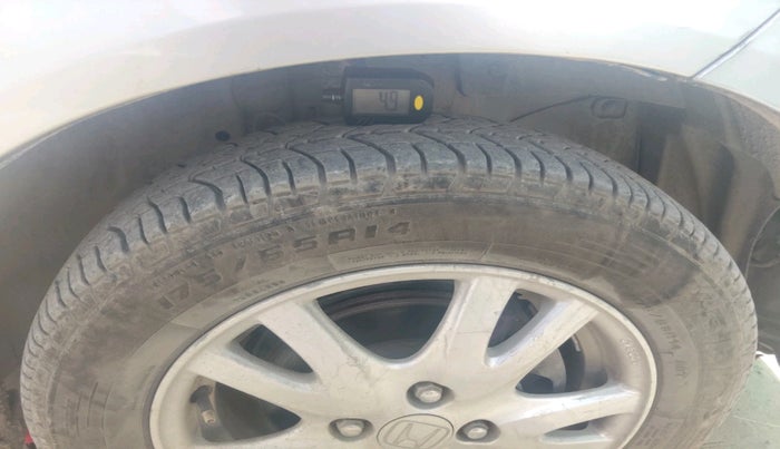 2016 Honda Brio VX MT, Petrol, Manual, 1,23,306 km, tyre