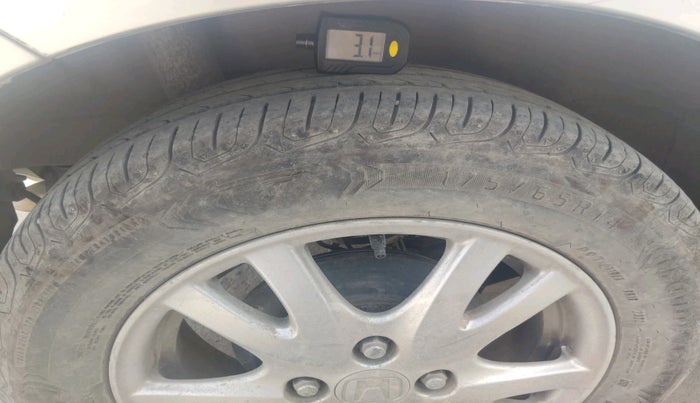 2016 Honda Brio VX MT, Petrol, Manual, 1,23,306 km, tyre