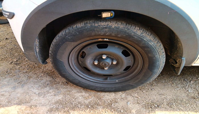 2023 Renault TRIBER RXE MT, Petrol, Manual, 25,214 km, tyre