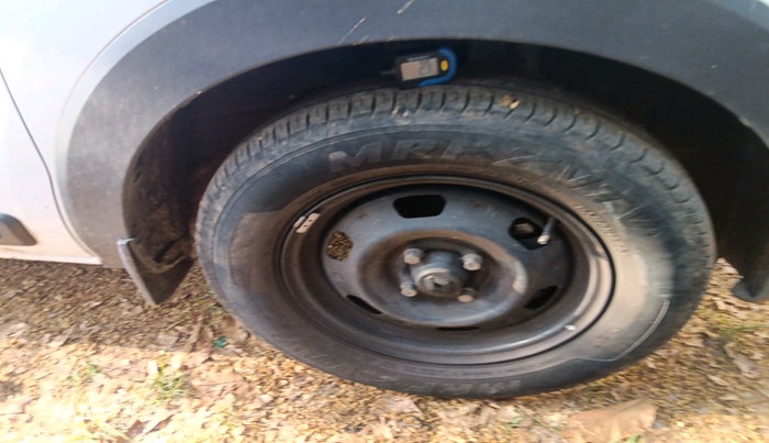 2023 Renault TRIBER RXE MT, Petrol, Manual, 25,214 km, tyre