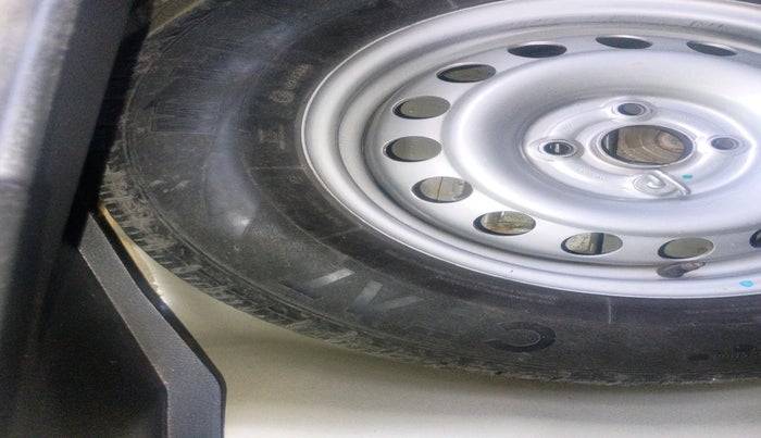 2017 Maruti Swift LXI (O), Petrol, Manual, 41,169 km, tyre