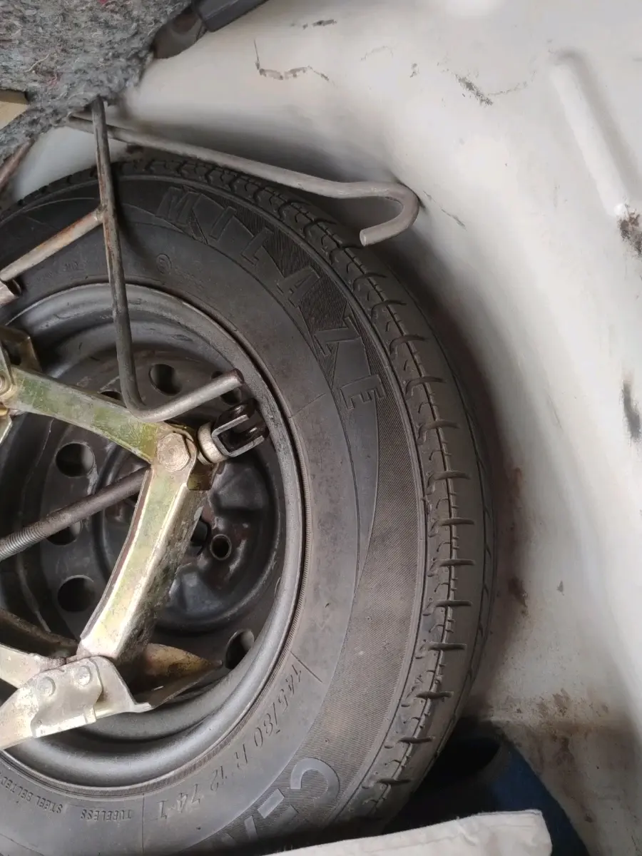 2012 Hyundai Eon ERA +, Petrol, Manual, 63,191 km, tyre