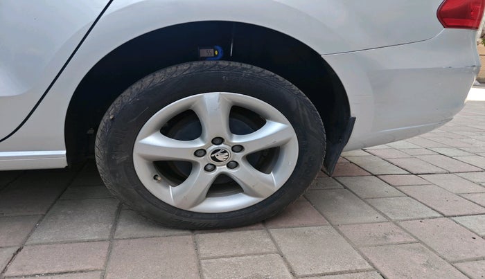 2014 Skoda Rapid AMBITION 1.6 MPI MT PLUS, Petrol, Manual, 15,112 km, tyre