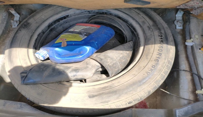 2011 Honda Accord 2.4L I-VTEC AT, CNG, Automatic, 1,41,512 km, tyre