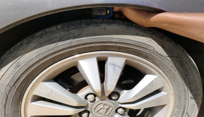 2011 Honda Accord 2.4L I-VTEC AT, CNG, Automatic, 1,41,512 km, tyre