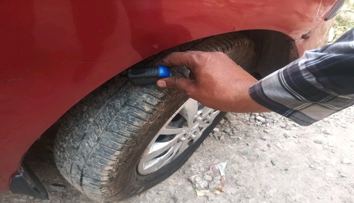 2013 Hyundai i10 MAGNA 1.1, CNG, Manual, 1,11,197 km, tyre