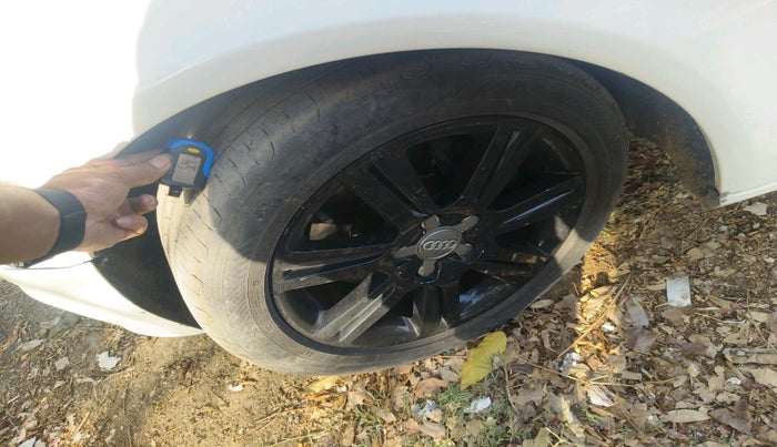 2010 Audi A4 2.0 TDI, Diesel, Automatic, 1,27,042 km, tyre