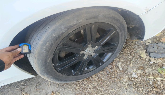 2010 Audi A4 2.0 TDI, Diesel, Automatic, 1,27,042 km, tyre