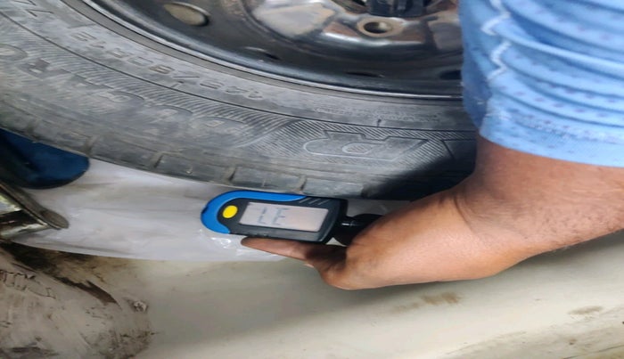 2013 Hyundai Eon ERA +, Petrol, Manual, 1,09,939 km, tyre