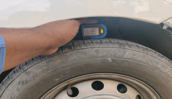 2013 Hyundai Eon ERA +, Petrol, Manual, 1,09,939 km, tyre