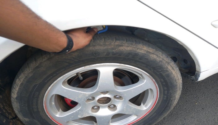 2008 Hyundai Sonata Embera 2.0 CRDI, Diesel, Manual, 1,71,136 km, tyre