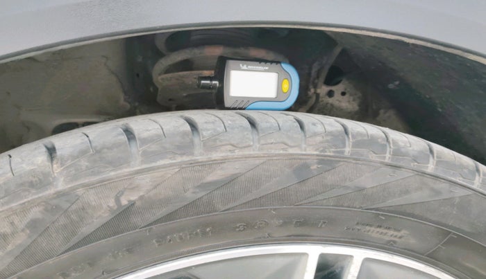 2015 Hyundai Creta SX (O) 1.6 DIESEL, Diesel, Manual, 2,98,952 km, tyre