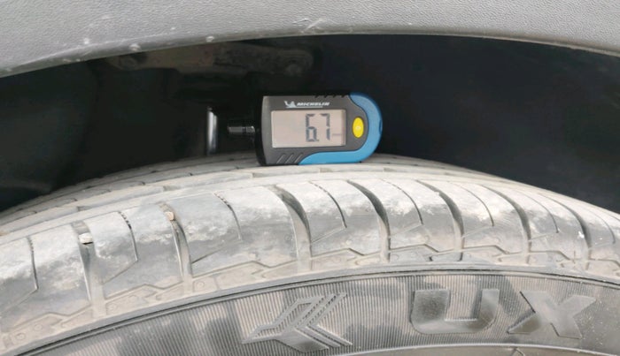 2015 Hyundai Creta SX (O) 1.6 DIESEL, Diesel, Manual, 2,98,952 km, tyre