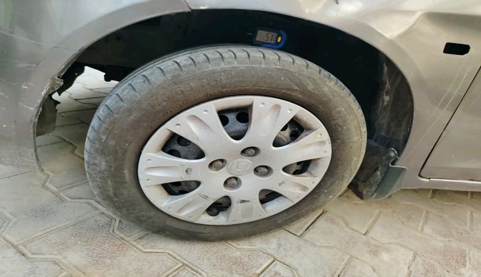 2013 Honda Brio S MT, Petrol, Manual, 1,07,976 km, tyre