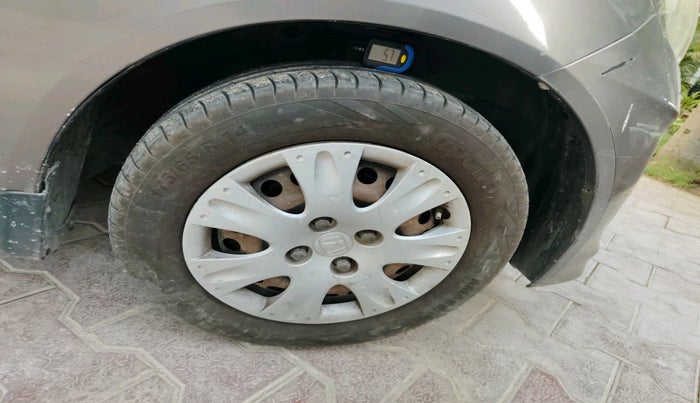 2013 Honda Brio S MT, Petrol, Manual, 1,07,976 km, tyre