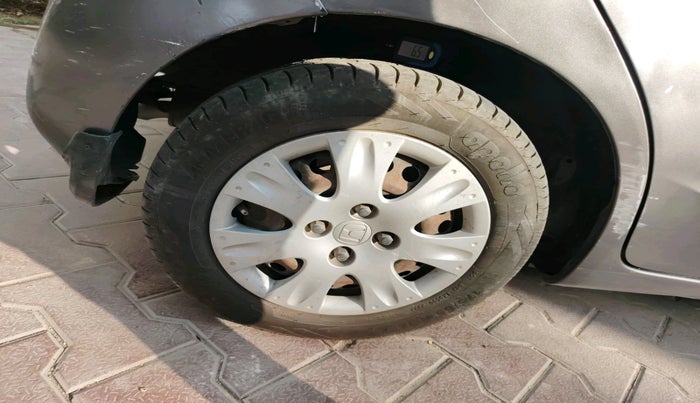 2013 Honda Brio S MT, Petrol, Manual, 1,07,976 km, tyre