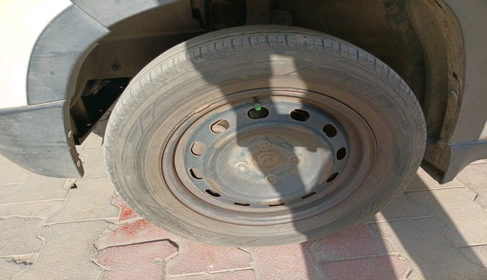 2016 Mahindra Kuv100 K4 6 STR, Petrol, Manual, 43,256 km, tyre