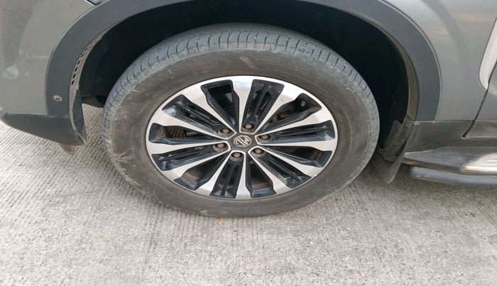 2020 MG GLOSTER SHARP 7 STR 2.0 TWIN TURBO 4WD, Diesel, Automatic, 1,36,640 km, tyre