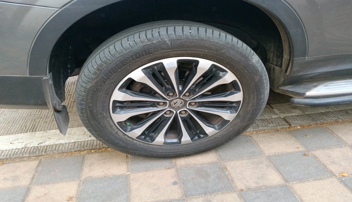 2020 MG GLOSTER SHARP 7 STR 2.0 TWIN TURBO 4WD, Diesel, Automatic, 1,36,640 km, tyre