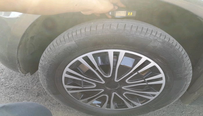 2016 Maruti Swift VXI, Petrol, Manual, 1,06,221 km, tyre